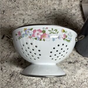 Vintage Kobe JCPenney Footed Metal White Enamel Colander/Strainer Pink/Purple 🌺